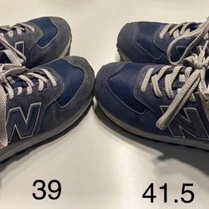 Skor New Balance för dam och herr - 2 par skor new balance model 574 Core,  Varje par skor kostar 300kr   Herr storlek: 41.5 ( passar bra som storlek 41) Dam storlek: 39 Navy färg