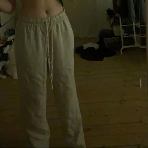 Linnebyxor  - Linnebyxor som knappt är använda för har ej användning för dem längre hör av er vid frågor❤️(dem är beiga)du bestämmer frakten