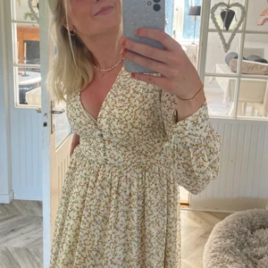Adoore klänning - Klänning från Adoore i modellen ”napoli dress lemon” i storlek 38. Använd en gång. Som ny!