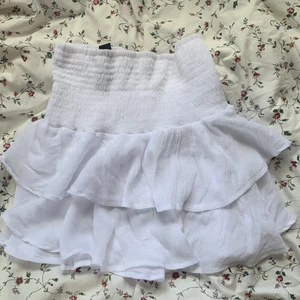 Volang kjol  - Säljer denna vita volangkjolen ifrån SHEIN i storlek Xs! Jättebra skick bara använd 5 gången typ💓 startar budgivning om många är intresserade!❤️💓 Åker iväg på söndag den 17 så köp gärna innan dess