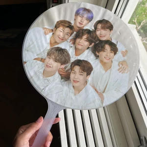 Bts solfjäder  - EJ ÄKTA. Solfjäder med bts gruppen på