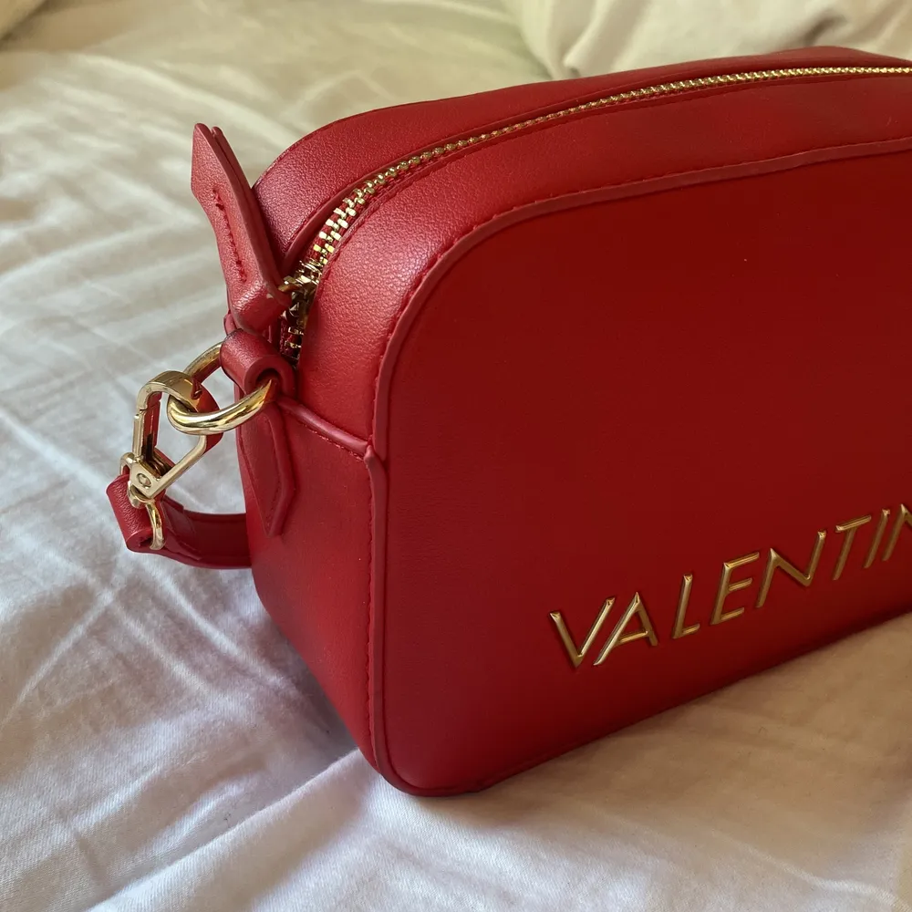Röd valentino väska från zalando❤️Helt slutsåld, köpt för 1299kr och säljer för 750kr. Väskor.