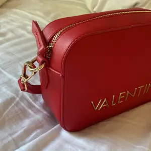 Röd valentino väska från zalando❤️Helt slutsåld, köpt för 1299kr och säljer för 750kr