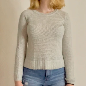 Stickad grå/vit tröja - Hejsan! Detta är en stickad grå/vit tröja från hm i storlek Xs