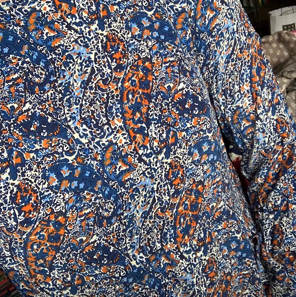 Super fin klänning från Indiska i ett blå/vitt/orange mönster som bara är använd 1 gång. Köpt för 500kr. Klänningar.