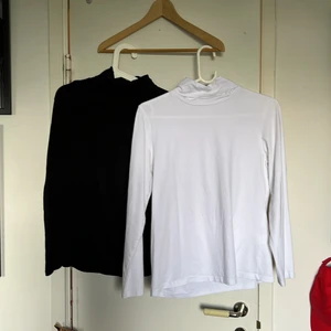 Polo tröjor - En vit och en svart polotröja! Säljes för 75kr styck eller 150kr för båda! KÖP EJ DIREKT då det är priset för 1 på annonsen <3 de är i storlek s-m skulle jag säga då de är lite stora på mig <3 kolla gärna mina andra annonser också <3