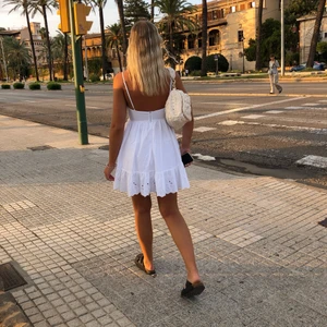 Vi klänning från Zara  - En super gullig och fin klänning från Zara, i storlek XS!  Använd ett fåtal gånger, ser ut som ny! Köparen står för frakten✨