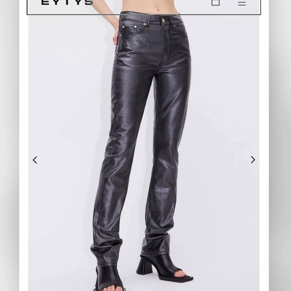 Jeans från Eytys med så snygga detaljer!! Sista bilden visar modellen. Nypris är 2100 kr och mitt pris är 650  kr. Storlek 27/32.. Jeans & Byxor.