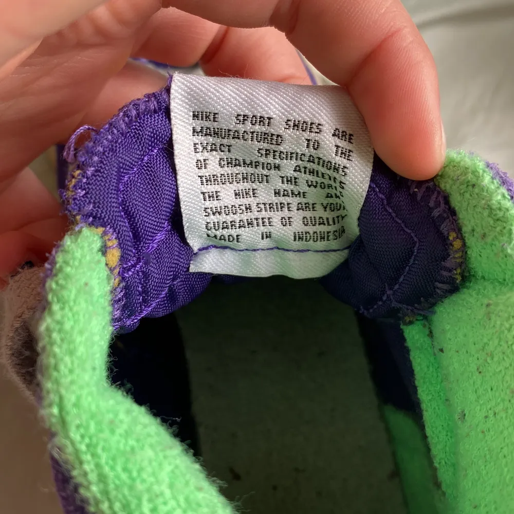 Lila Nike sneakers i mocka. Gröna på insidan av skorna. . Kengät.