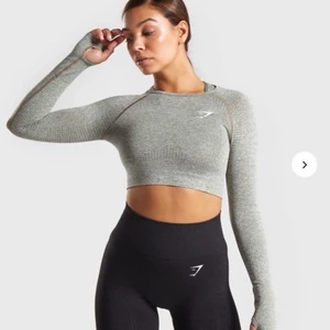 Gymshark topp - Superfin träningstopp från gymshark som tyvärr aldrig kommit till användning. Just denna färg har utgått och ingår inte längre i gymsharks sortiment.  Färgen kommer fram bättre på gymsharks egna bilder! (: Jag står för frakten!