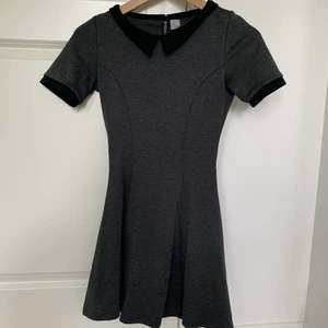 Grå klänning  - Grå söt klänning från hm med krage. Storlek xxs/xs, i gott skick. Frakt tillkommer!