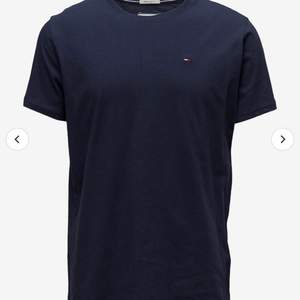 Här har du en marinblå T-shirt från Tommy hilfiger, har bara använt några få gånger så skicket på den här tröjan är fortfarande otroligt bra. Köparen står för frakten