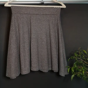 Kjol - Grå kjol. Storlek XS men stretch, jag har M men passar i den utan problem. Ärvde den efter tremänning fast har aldrig använt den, den är bra omhändertagen och i fint skick. 