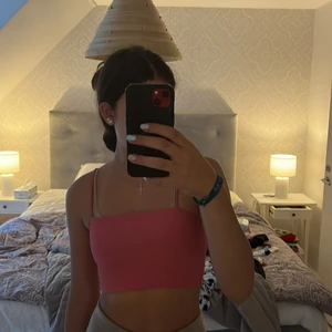 Monki topp - Fin topp från moki i hotpink , jätte fin men är i nöd av pengar❤️