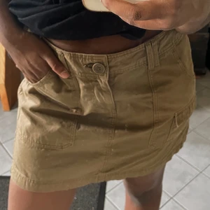 Kjol - Cargoliknande kjol i brun/grön färg som aldrig är använd. Midja: ca 80cm xx Anna