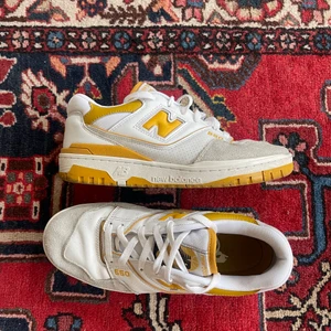 New Balance 550 Sea Salt Varsity Gold  - Säljer ett par New Balance 550 Sea Salt Varsity Gold köpta förra sommaren på STORM i Köpenhamn. Sällsynta skor med ett återförsäljningsvärde på allt från 2500-3500.  Cond 7.5/10 med generall wear. Trots små flaws är de i väldigt bra skick.