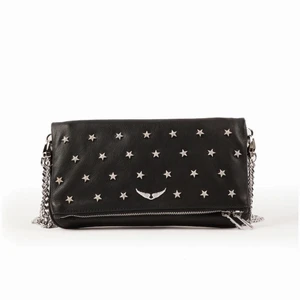 Zadig Väska - Intresse koll på min zadig väska med silver sjärnor, kommer även med två kedjor. Denna är helt slutsåld överallt, nypris är 3800kr. Den är rätt så använd men fortfarande i jätte bra skick. Säljer endast vid bra pris!