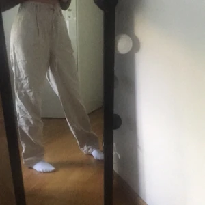 Linnebyxor,asos, S - Nästan aldrig använt dessa linnebyxor i storlek S. Dem är jätte fina men var för långa för mig. De passar super bra med brunt eller vitt under sommaren. När jag köpte dem kostade dem 280kr