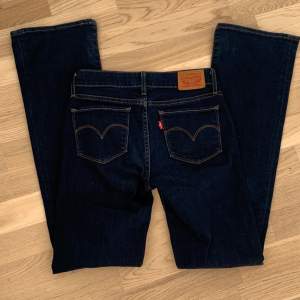 Mörkblå lågmidjade bootcut jeans från Levi’s 25x30, 63/64 cm i midjan och 75 cm innerbenslängd, som tyvärr inte kommer till användning längre💕