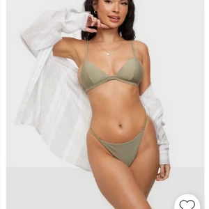 Grön Bikini  - Storlek S Endast testad en gång sedan tvättad förstås! Säljer pga att den inte passar tyvärr!  Köptes för 340 kr o säljer för 220 + frakt är även slut i storlek S på hemsidan Nelly.com💕
