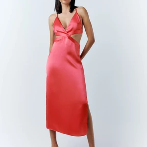 Zara klänning  - Helt oanvänd klänning från Zara i storlek L. Säljer pga för liten och ingen möjlighet att lämna tillbaka. Kostar 499kr men säljs för 250kr💕