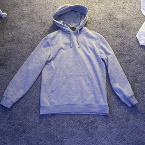 Grå hoddie weekday  - Säljer en vanlig grå hoddie ifrån weekday. original pris 350kr säljer min för 150kr och du som köpare betalt frakten.  Det är storlek S och den sitter väldigt bra på både i längden i armarna och på längden 