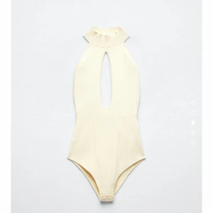 Body Zara - Säljer body från Zara (slutsåld på hemsidan) i storlek M. Aldrig använd med prislapp kvar. Köparen står för frakten eller så kan vi mötas upp i Malmö. Ingen returrätt.