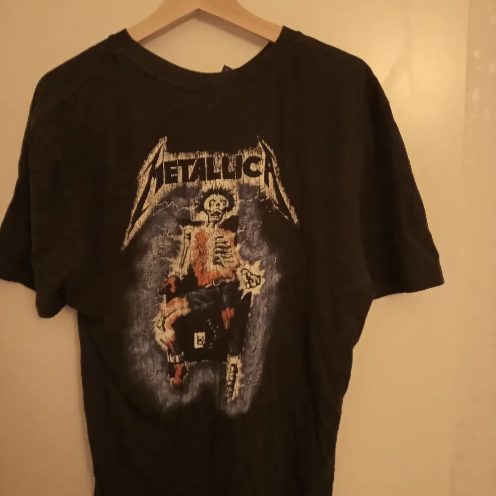 Snygg Metallica t-shirt med tryck på fram och baksida. T-shirts.
