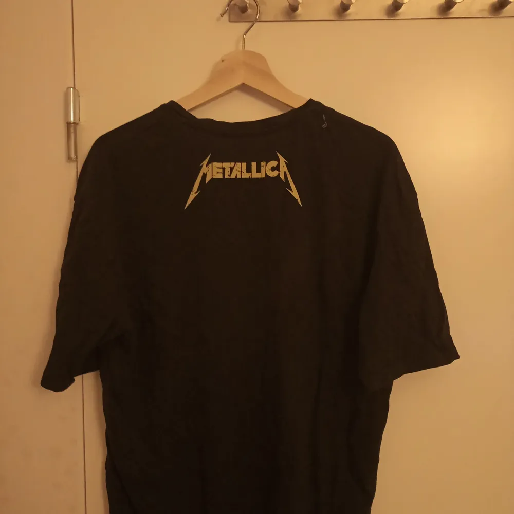 Metallica t-shirt med fram och baktryck. T-shirts.