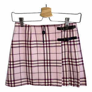 Burberry Kjol - Säljer nu denna jättefina kjol ifrån Burberry. Barnstorlek men passar en Xs/s. Skriv om ni har några funderingar. Köpt för 2100 kr på Vestiaire Collective