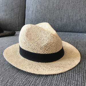 Light and stylish women hat for summer. Wasn’t used much. Looks lovely for styles! 💗