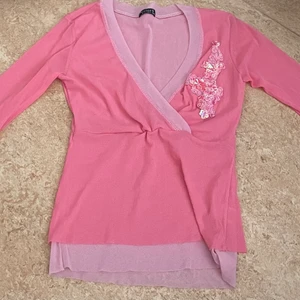 rosa tröja - Fin och skön rosa tröja som jag inte använder, trekvartsarmar typ:)💞 Fraken är 51kr🫶