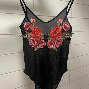 Body - Svart body i mesh med rosor på framsidan. 