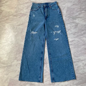Baggy jeans  - Ett par helt oanvända baggy jeans från H&M.  Nytt pris 350. Som sagt helt oanvända.