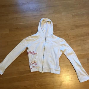 Kofta - en gullig kofta med ett par utsvängda “aramar” lol , tryck på ena delen av koftan och baksidan med 