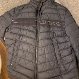 Tommy hilfiger jacka  - Storlek M 