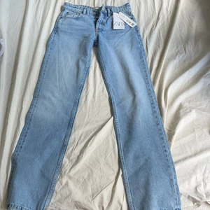 Zara straight jeans - Ljus blåa jeans,stolen 32, aldrig andvända pågrund av att dom är för småa, skriv till mig privat om ni är intresserade eller om ni vill ha blev bilder eller har andra funderingar💕frakt + 49kr