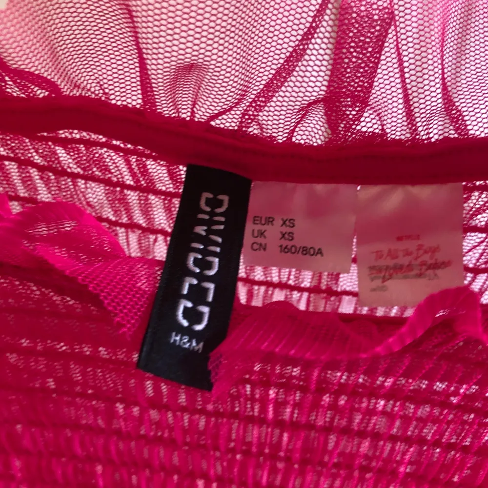 Neon rosa klänning ifrån H&M (divided). Storlek: XS och superhäftigt att ha i sommar 💞 skulle säga att den sitter som XS/S 🙈. Klänningar.