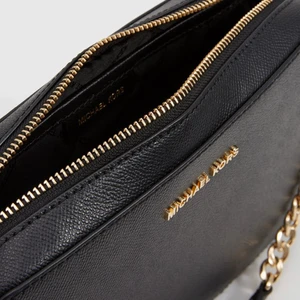 Michael kors väska  - Nyskick! Bandet går att sjustera så man kan ha den som crossbody eller som baguette bag beroende på vad man gillar🥰🥰 äkta såklart, PM för fler bilder