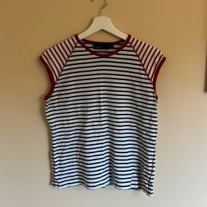 Randig t-shirt - Storleken säger 46-48 men den är lite tajt  