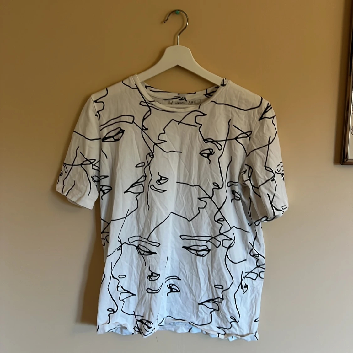 T-shirt med ansikten på 