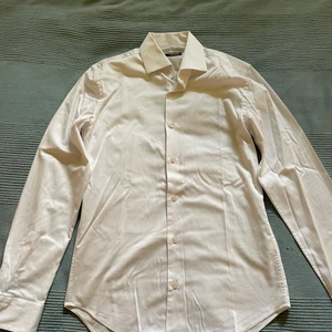 Långärmad skjorta - Hej jag säljer min långärmade vita skjorta.