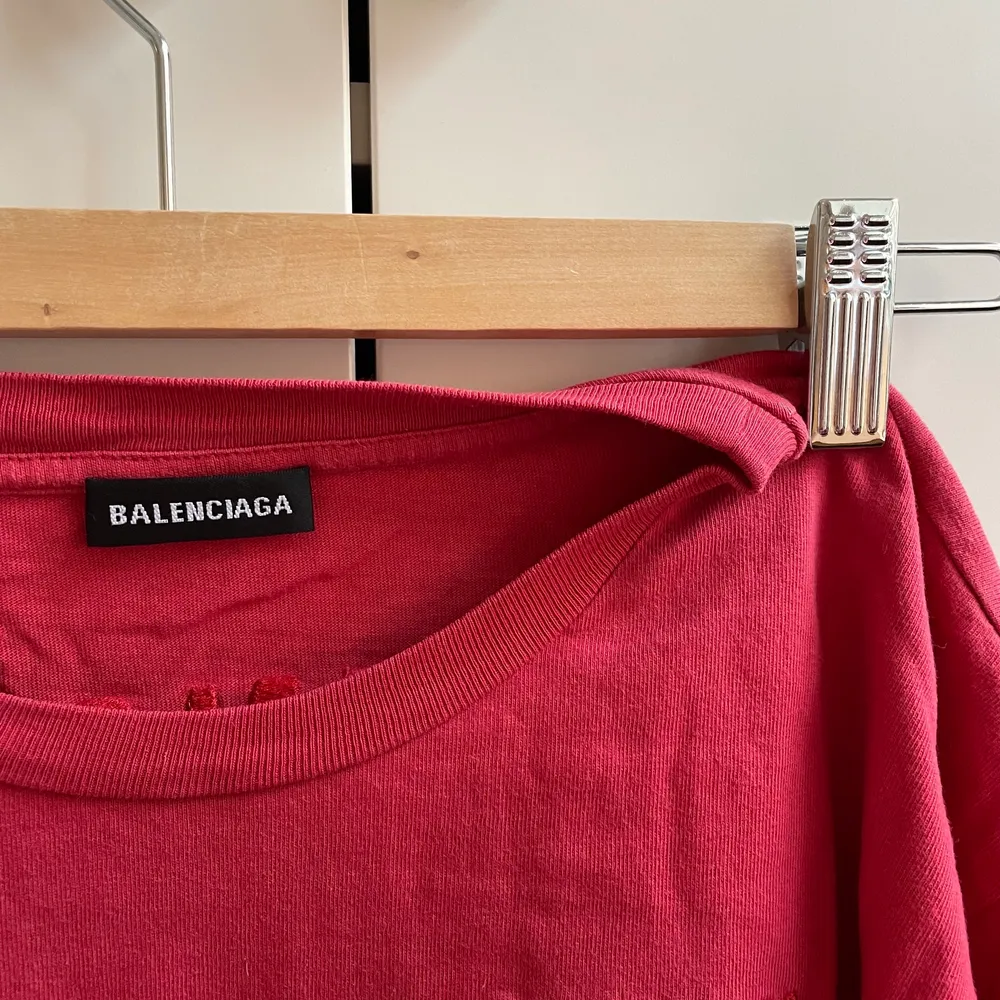 Säljer denna röda Balenciaga t-shirt med tryck på ryggen och bröstet. Kommer ifrån barnavdelningen men passar XS - S. T-shirts.