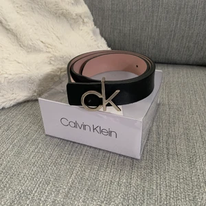 Calvin Klein skärp  - Säljer mitt calvin klein skärp i storlek 75. Finns några extra hål för justering som är gjort med hål maskin så passar även mindre midjor. Skärpet köptes för 679kr på zalando. Säljer för 200kr. Skickas spårbart 