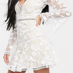 Love Triangle klänning  - Endast använd en gång. Storlek 42 men  liten i storlek. Passar M eventuellt S.  Nypris 615 kr. 