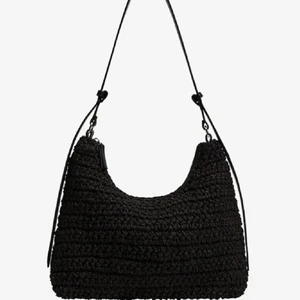 Fin väska från mango  - Väskan är från mango, den är rymlig och fin! Nypris är 699kr