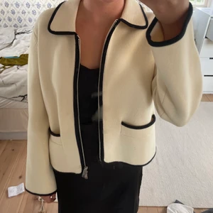 Arket jacka - INTRESSEKOLL på min fina jacka/kofta köpt på arket för 1150kr i våras. Vill gärna byta mot en xs, men säljer också till ett bra pris!! Aldrig använd, jag har sparat kvittot som bevis och som jag kan skicka bild på. Pris kan diskuteras!
