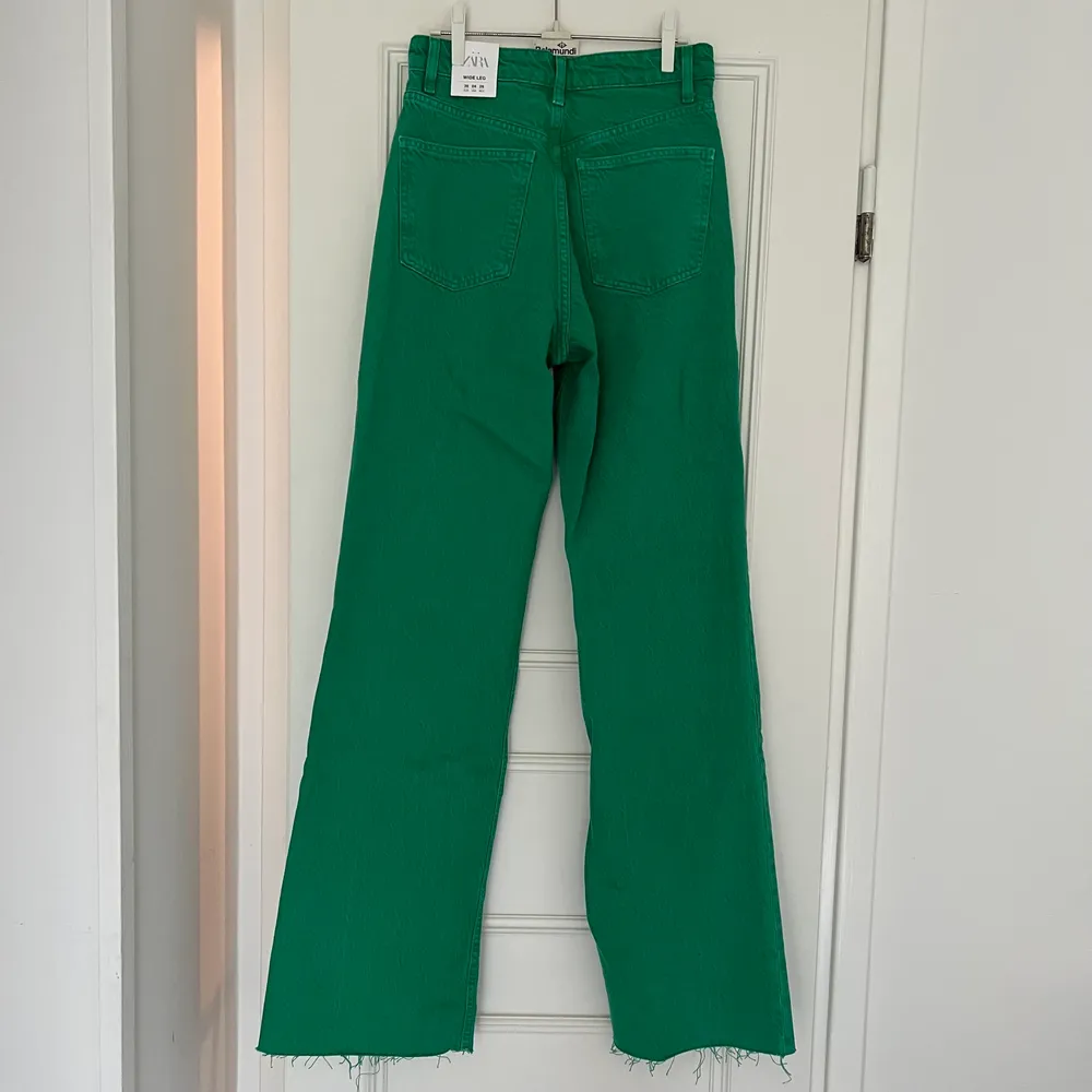 gröna jeans från ZARA i stlk 36. oanvända med lapp kvar!. Jeans & Byxor.