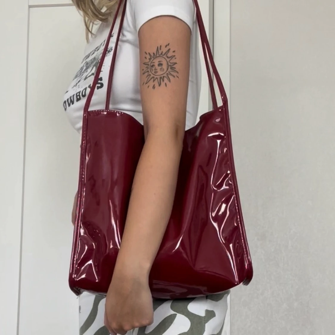 Vinröd väska  - 90