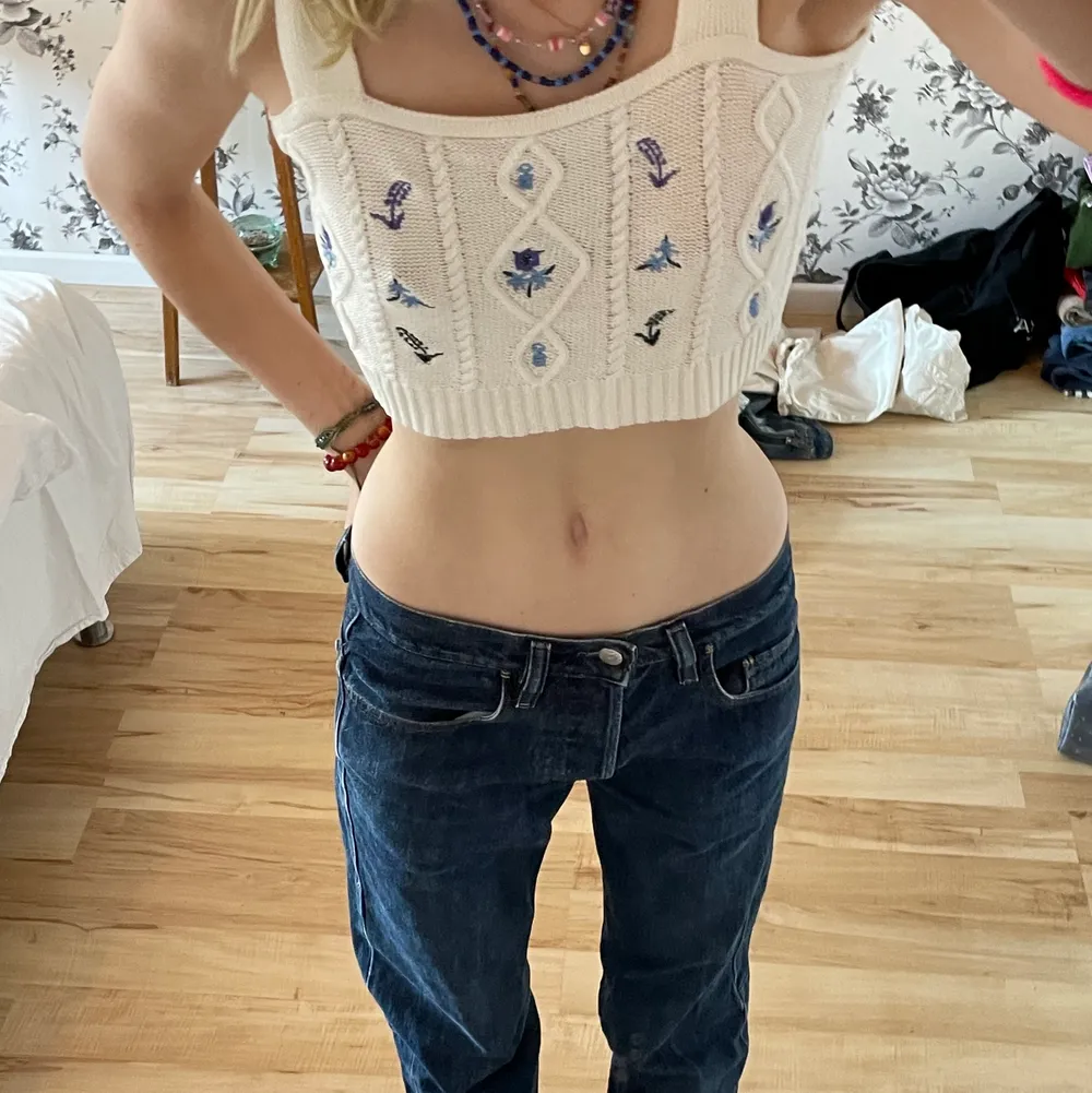Jättegulligt virkat linne som inte kommer till användning! Står ingen storlek men skulle tro att den passar xs-m beroende på hur man vill att den ska sitta💗. Yläosat.